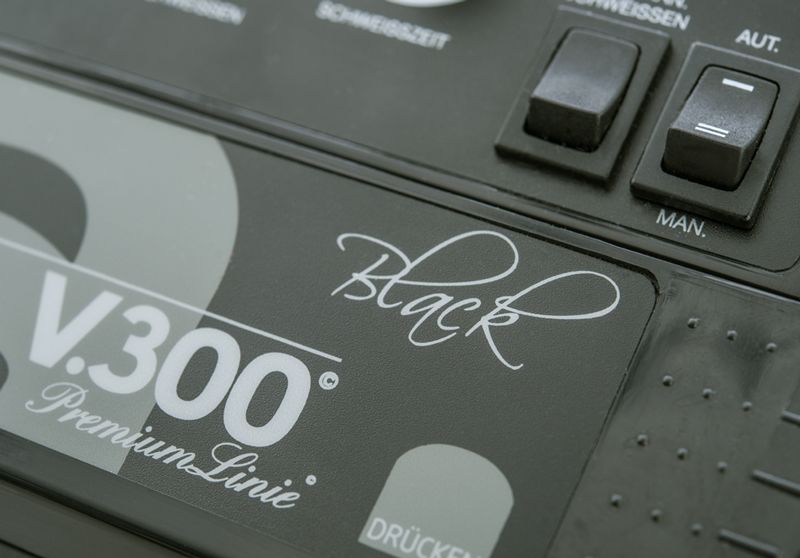 LaVa V.300 BLACK Vakuumiergerät - Detailansicht mit Schriftzug BLACK